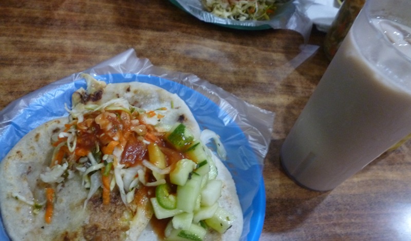 Pupusas acompañadas de curtido de repollo, pepino curtido, salsa de tomate y fresco de horchata, bebida típica salvadoreña preparada en base a semillas del fruto del árbol de morro. | Karen Aparicio